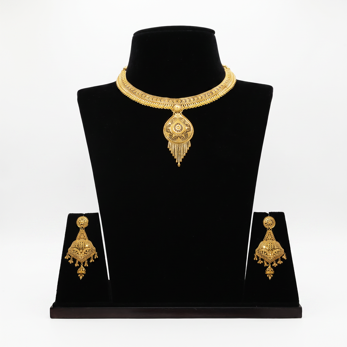 Traditional Gold Necklace with Teardrop Pendant