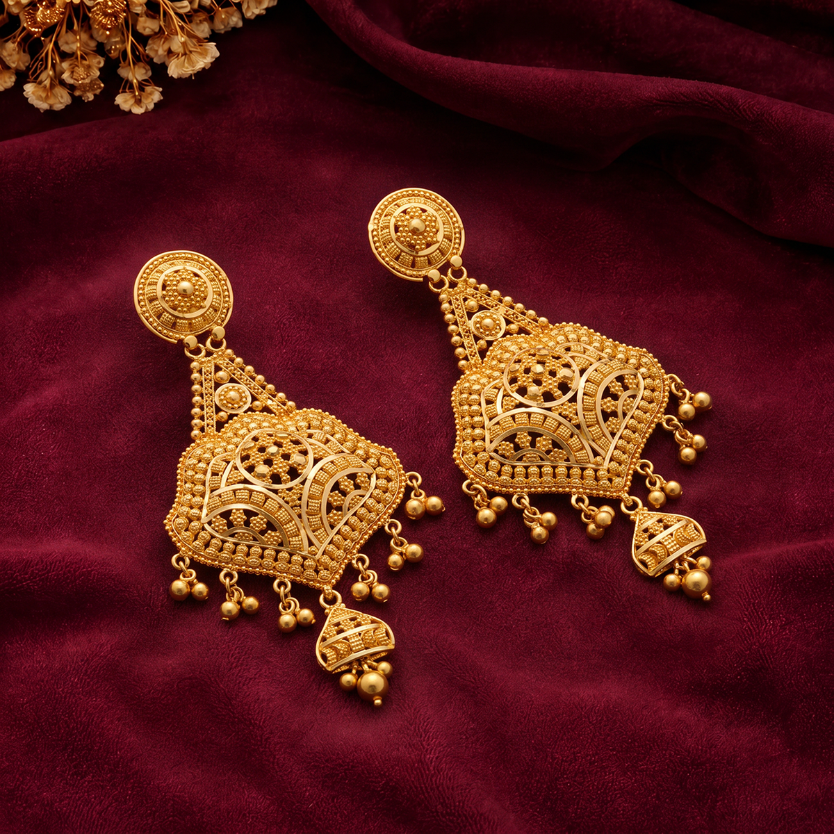 Traditional Gold Necklace with Teardrop Pendant